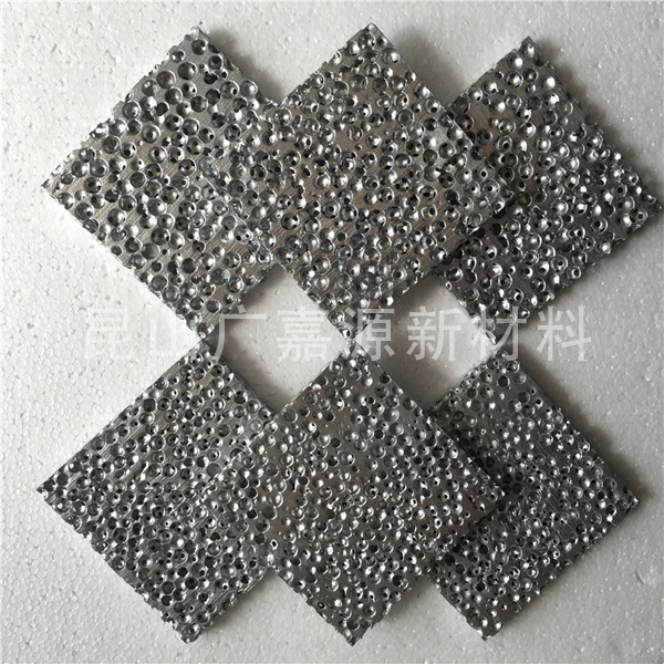 球體開孔型泡沫鋁適用于各類運(yùn)載工具箱體和機(jī)械設(shè)備的消音降噪。