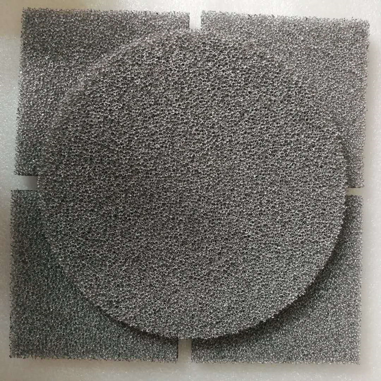泡沫鐵鎳異形件透氣性好, 有過濾的作用，氣體、流體的流動(dòng)穩(wěn)定性能超強(qiáng)。