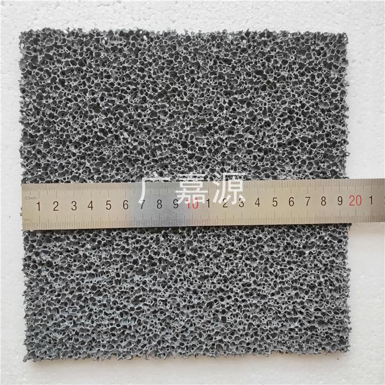 泡沫鋁應(yīng)用范圍很廣利用泡沫鋁的隔音性能、吸音性能和吸能性能，用于城市建設(shè)中的環(huán)保領(lǐng)域